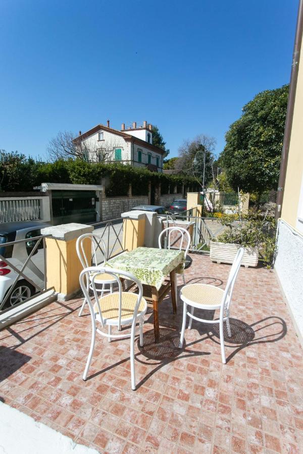 N050 - Numana, Trilocale In Centro Con Portico E Posto Auto Apartment Екстериор снимка