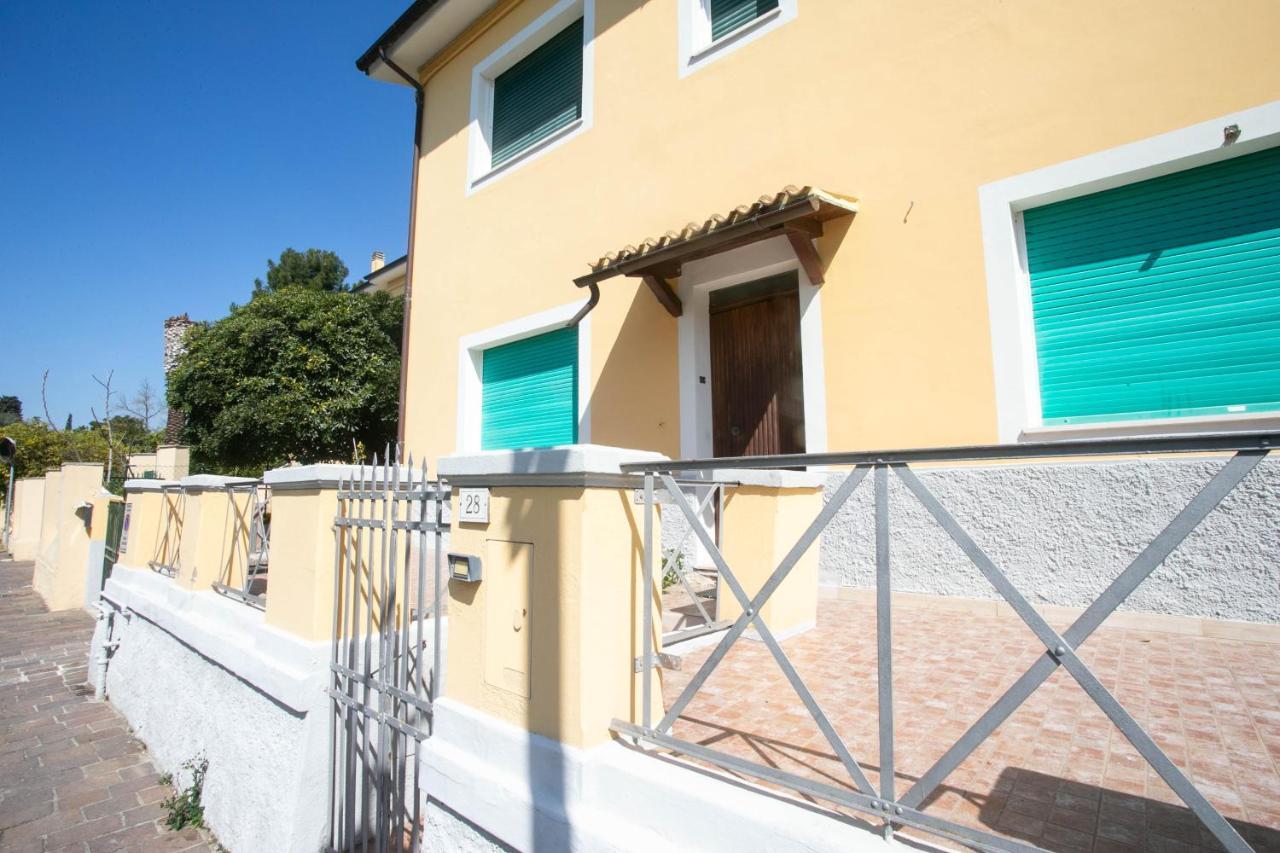 N050 - Numana, Trilocale In Centro Con Portico E Posto Auto Apartment Екстериор снимка